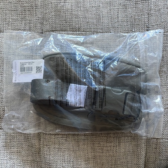 NWT Lululemon Everywhere Belt Bag Gray Sage - Picture 5 of 8